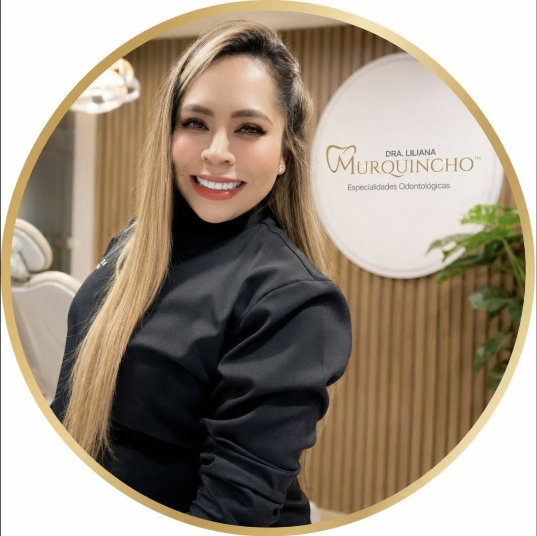 La Dra. Liliana Murquincho sonriendo en su consultorio